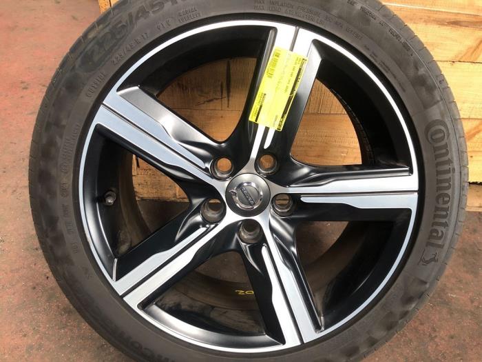 Set of sports wheels from a Volvo V40 (MV) 1.5 T3 16V Geartronic 2020
