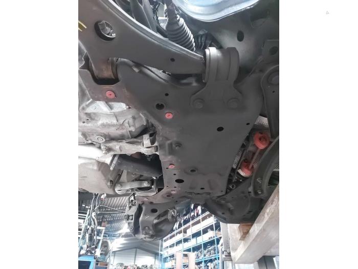 Begagnade Underram Volvo V40 Pris på förfrågan erbjuds av N Kossen Autorecycling BV