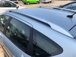 Usados Raíl de techo izquierda Peugeot 407 SW (6E) 1.8 16V Precio de solicitud ofrecido por N Kossen Autorecycling BV