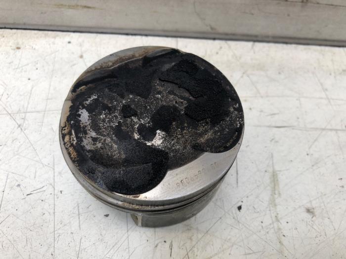 Usagé Piston Peugeot 208 Prix sur demande proposé par N Kossen Autorecycling BV