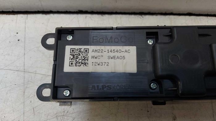 Electric window switch from a Land Rover Freelander II 2.0 Si4 16V 2012