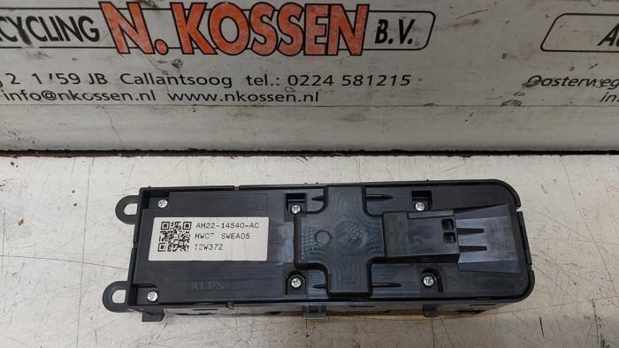Electric window switch from a Land Rover Freelander II 2.0 Si4 16V 2012