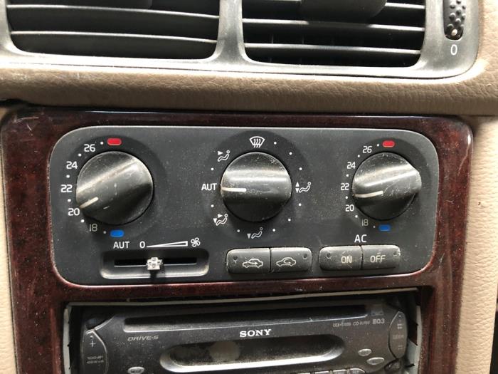 Używane Panel climatronic Volvo V70 (GW/LW/LZ) 2.4 20V 140 Cena na żądanie oferowane przez N Kossen Autorecycling BV