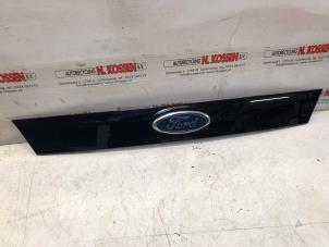 Używane Listwa ozdobna pokrywy bagaznika Ford Mondeo Cena na żądanie oferowane przez N Kossen Autorecycling BV