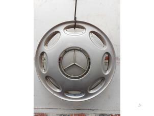 Gebrauchte Radkappe Mercedes Vito (638.1/2) 2.2 CDI 108 16V Preis auf Anfrage angeboten von N Kossen Autorecycling BV
