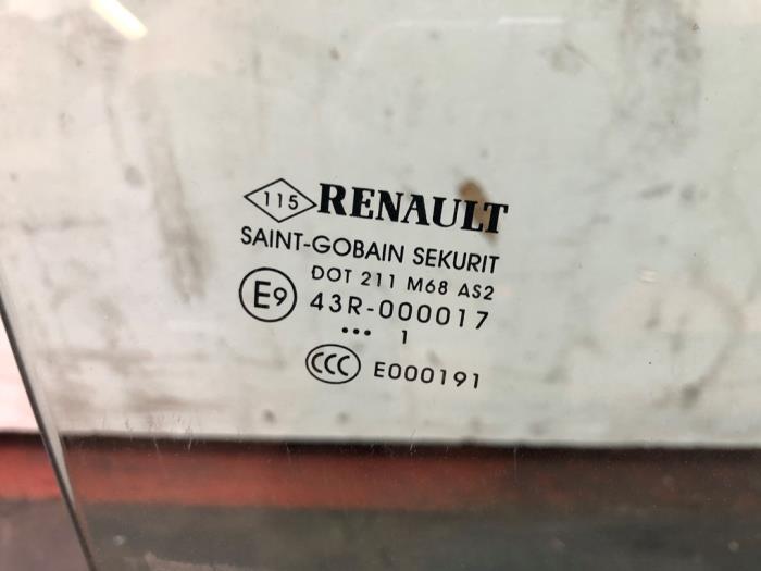 Ventanilla de puerta de 2 puertas derecha de un Renault Megane III CC (EZ) 1.4 16V TCe 130 2011