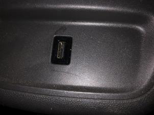 Begagnade AUX/USB-anslutning Opel Grandland (X) 1.2 Turbo 12V Pris på förfrågan erbjuds av N Kossen Autorecycling BV