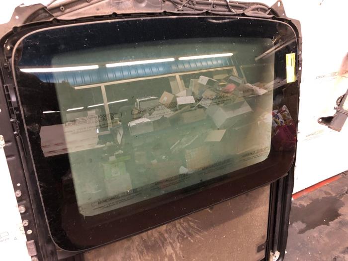 Używane Szyba szyberdachu BMW 7 serie (F01/02/03/04) 730d 24V Cena na żądanie oferowane przez N Kossen Autorecycling BV