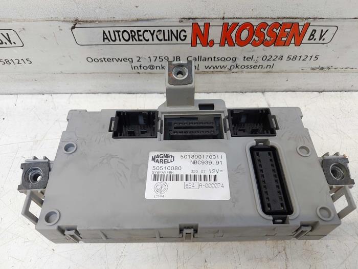 Używane Modul Comfort Alfa Romeo 159 Sportwagon (939BX) 3.2 JTS V6 24V Q4 Cena na żądanie oferowane przez N Kossen Autorecycling BV