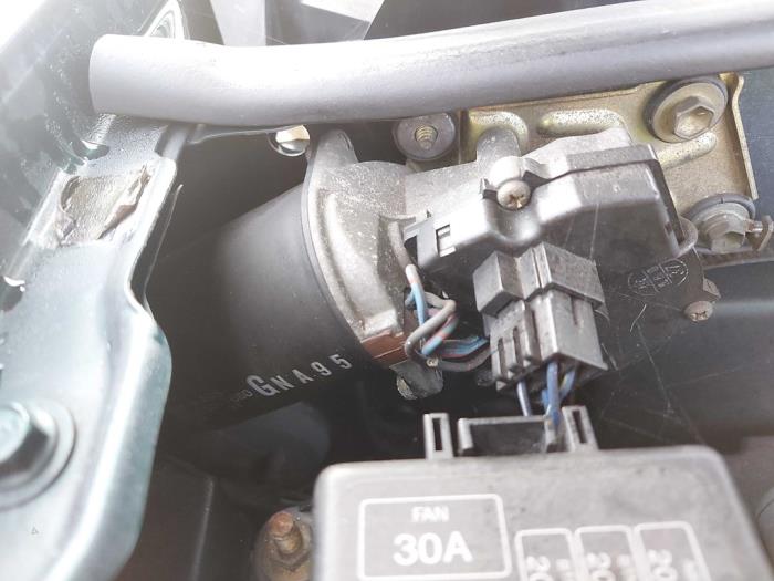 Front wiper motor from a Mazda MX-5 (NB18/35/8C) 1.6i 16V 1998