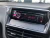 Radio CD Spieler van een Peugeot 208 I (CA/CC/CK/CL), 2012 / 2019 1.0 Vti 12V PureTech, Fließheck, Benzin, 999cc, 50kW (68pk), FWD, EB0; ZMZ, 2012-03 / 2019-12, CAZMZ; CCZMZ 2013