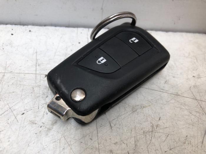 Folding key from a Toyota Aygo (B40) 1.0 12V VVT-i 2016