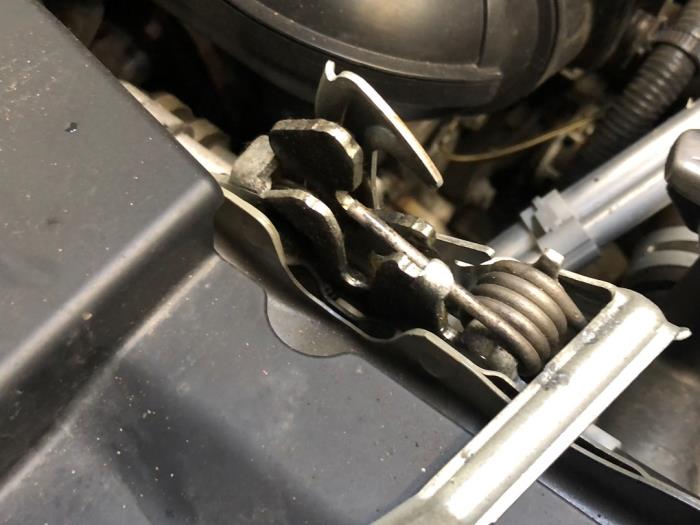 Bonnet lock mechanism from a Toyota Aygo (B40) 1.0 12V VVT-i 2016