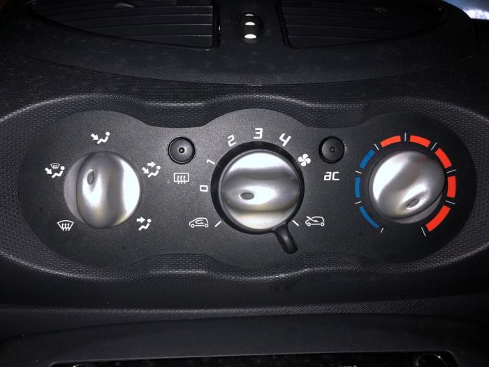 Panel de control de calefacción de un Renault Twingo II (CN) 1.2 16V Quickshift 5 2013