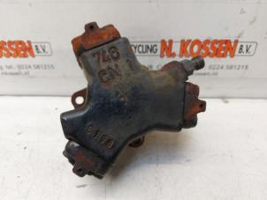 Used High pressure pump Mercedes C Combi (S203) 2.2 C-200 CDI 16V Price on request offered by N Kossen Autorecycling BV
