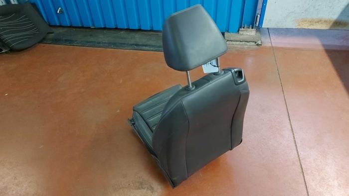 Seat, right from a Volkswagen Scirocco (137/13AD) 2.0 TDI 16V 2009