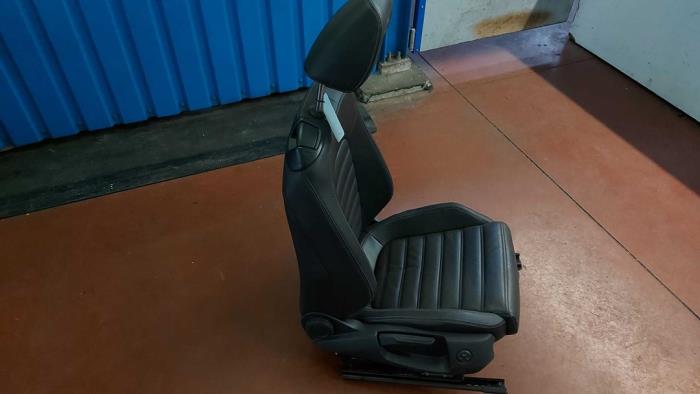Seat, right from a Volkswagen Scirocco (137/13AD) 2.0 TDI 16V 2009