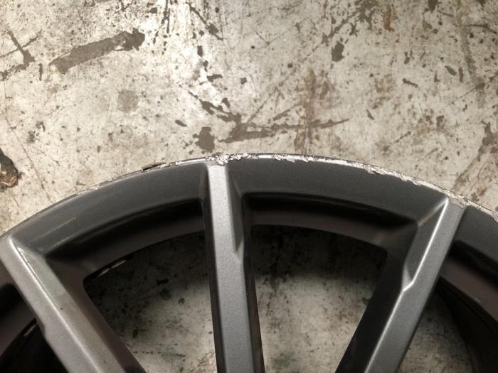 Wheel from a Volkswagen Golf VII (AUA) 1.6 TDI BlueMotion 16V 2013