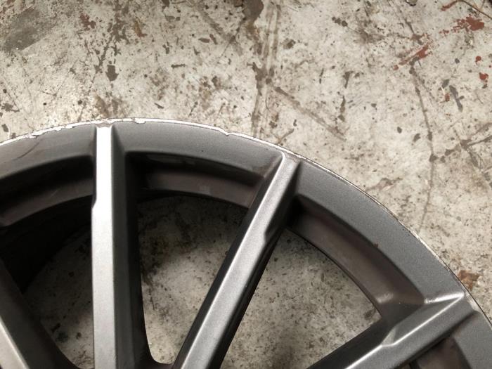 Wheel from a Volkswagen Golf VII (AUA) 1.6 TDI BlueMotion 16V 2013