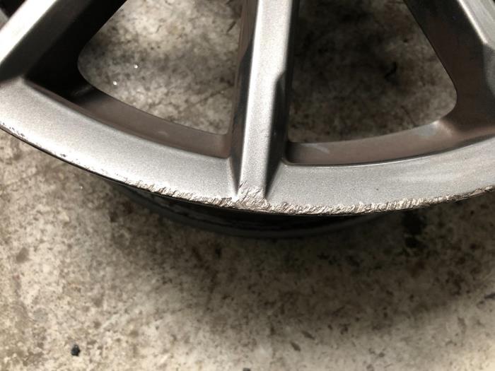 Wheel from a Volkswagen Golf VII (AUA) 1.6 TDI BlueMotion 16V 2013