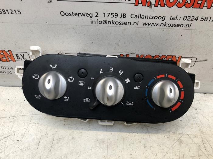 Heater control panel from a Renault Twingo II (CN) 1.5 dCi 75 FAP 2013