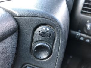 Usados Interruptor de retrovisor Opel Zafira (F75) 2.2 16V Precio de solicitud ofrecido por N Kossen Autorecycling BV
