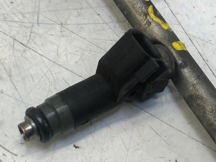 Injector (petrol injection) from a Chrysler PT Cruiser Cabrio 2.4 16V 2005