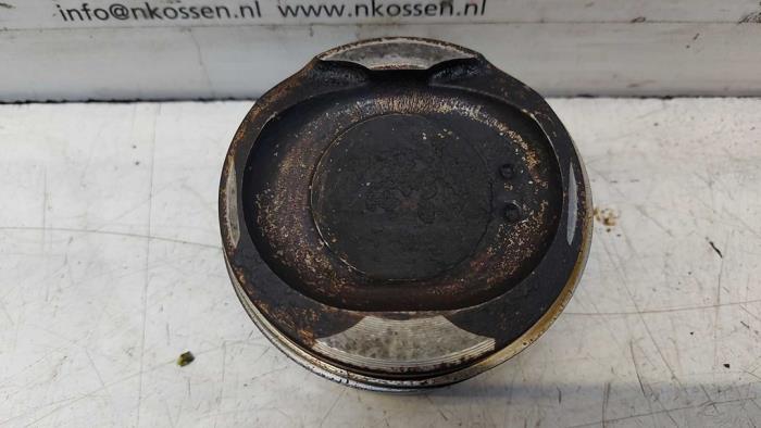 Kolben van een Toyota Corolla Verso (R10/11) 1.8 16V VVT-i 2004