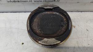 Kolben van een Toyota Corolla Verso (R10/11) 1.8 16V VVT-i 2004