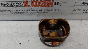 Kolben van een Toyota Corolla Verso (R10/11) 1.8 16V VVT-i 2004