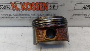Kolben van een Toyota Corolla Verso (R10/11) 1.8 16V VVT-i 2004
