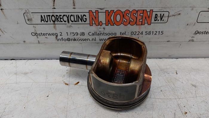 Usagé Piston Toyota Corolla Verso (R10/11) 1.8 16V VVT-i Prix sur demande proposé par N Kossen Autorecycling BV
