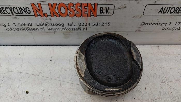 Kolben van een Toyota Corolla Verso (R10/11) 1.8 16V VVT-i 2004