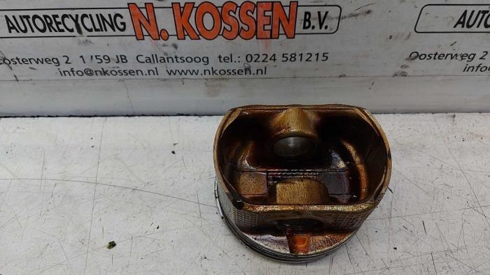 Kolben van een Toyota Corolla Verso (R10/11) 1.8 16V VVT-i 2004
