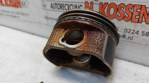 Kolben van een Toyota Corolla Verso (R10/11) 1.8 16V VVT-i 2004