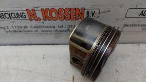 Kolben van een Toyota Corolla Verso (R10/11) 1.8 16V VVT-i 2004