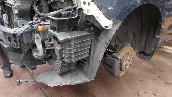 Używane Nadkole Mazda 5 (CR19) 2.0i 16V Cena na żądanie oferowane przez N Kossen Autorecycling BV