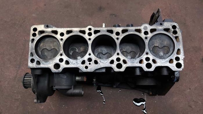 Usagé Piston Volkswagen Transporter Prix sur demande proposé par N Kossen Autorecycling BV