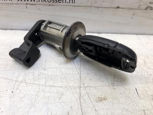 Used Door lock cylinder, left Renault Clio II Societe (SB) 1.5 dCi 68 Price on request offered by N Kossen Autorecycling BV