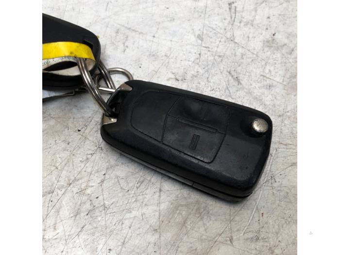Używane Kluczyk scyzoryk Opel Zafira (M75) 1.8 16V Ecotec Cena na żądanie oferowane przez N Kossen Autorecycling BV