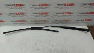 Used Front wiper arm Dacia Lodgy (JS) 1.2 TCE 16V Price on request offered by N Kossen Autorecycling BV