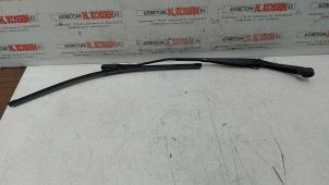 Used Front wiper arm Dacia Lodgy (JS) 1.2 TCE 16V Price on request offered by N Kossen Autorecycling BV