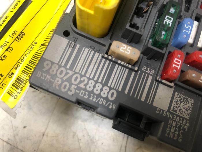 Fuse box Peugeot Partner 9807028880 Autorecycling N Kossen bv