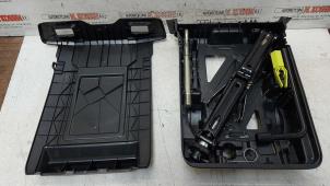 Used Jack set Opel Vivaro Price on request offered by N Kossen Autorecycling BV