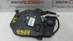 Usados Mecanismo de cierre puerta trasera furgoneta Volkswagen Caddy Precio de solicitud ofrecido por N Kossen Autorecycling BV