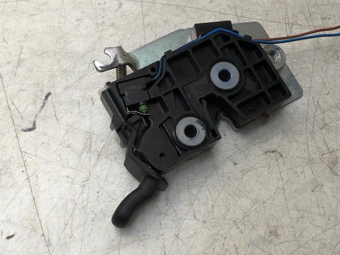 Tailgate lock mechanism from a Smart Fortwo Coupé (451.3) 1.0 45 KW 2013