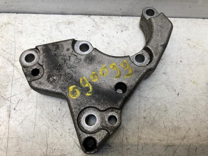 Power steering pump bracket from a BMW 5 serie (E60) 525d 24V 2007