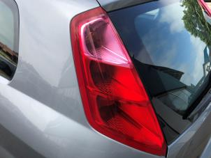 Używane Tylne swiatlo pozycyjne lewe Fiat Grande Punto (199) 1.2 Cena na żądanie oferowane przez N Kossen Autorecycling BV