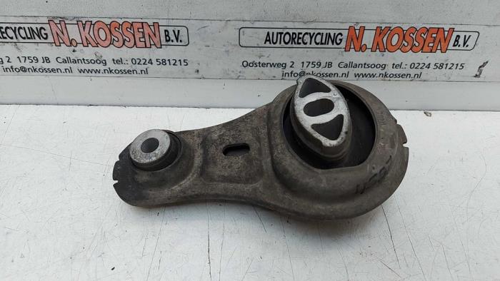 Used Engine mount Nissan NV 400 Price on request offered by N Kossen Autorecycling BV