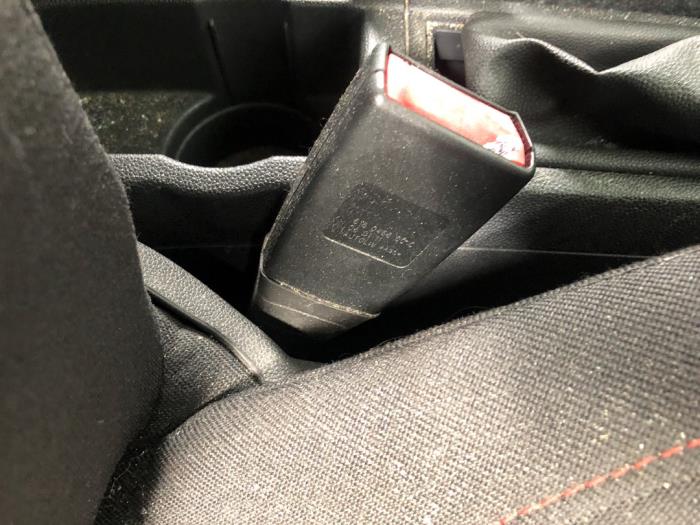 Insertion ceinture de sécurité avant droite d'un Opel Corsa D 1.4 16V Twinport 2011